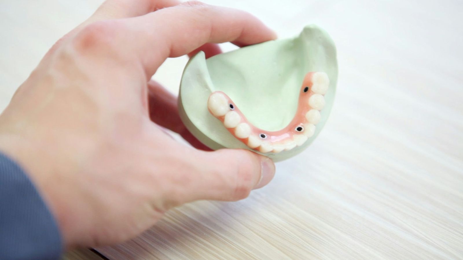 Lo que los dentistas no suelen revelar sobre los implantes dentales | Centro odontológico y formativo